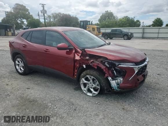 2024 Chevrolet Trax LS z VIN KL77LFE25RC213019, wystawiony jako Copart lot #81873955 z przebiegiem 19 063 mil mil oraz Szkoda całkowita • Salvage title. Historia ofert i sprzedaży dostępna na DreamBid. Obrazek 4.