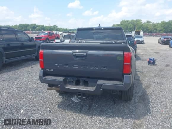 2024 Toyota Tacoma SR5 z VIN 3TMLB5JN3RM039609, wystawiony jako IAAI lot #42811469 z przebiegiem 19 681 mil mil oraz . Historia ofert i sprzedaży dostępna na DreamBid. Obrazek 16.