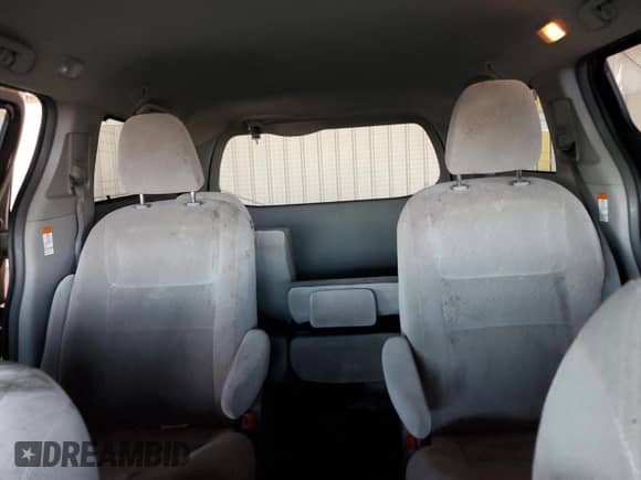 2017 Toyota Sienna LE z VIN 5TDJZ3DC9HS186663, wystawiony jako Copart lot #56946745 z przebiegiem 152 206 mil mil oraz Szkoda całkowita • Salvage title. Historia ofert i sprzedaży dostępna na DreamBid. Obrazek 10.