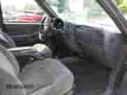 2002 Chevrolet S-10 LS с VIN 1GCCT19W428208226, выставлен на аукционе IAAI как лот 42268818 с пробегом 198 847 миль миль и . История ставок и продаж доступна на DreamBid. Изображение 5.