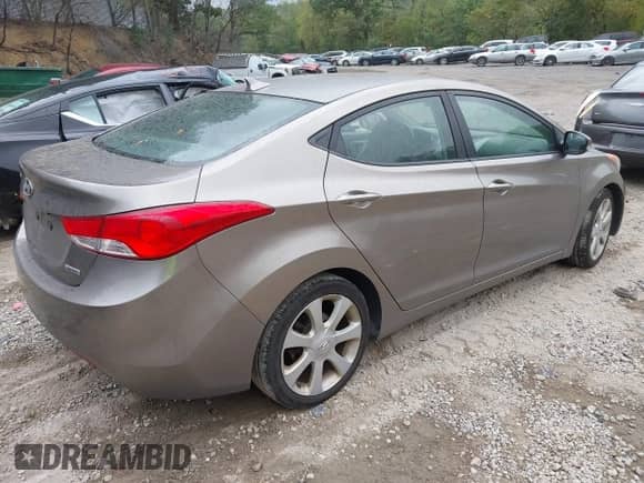 2013 Hyundai Elantra Limited z VIN 5NPDH4AEXDH415556, wystawiony jako IAAI lot #43161622 z przebiegiem 116 268 mil mil oraz . Historia ofert i sprzedaży dostępna na DreamBid. Obrazek 4.