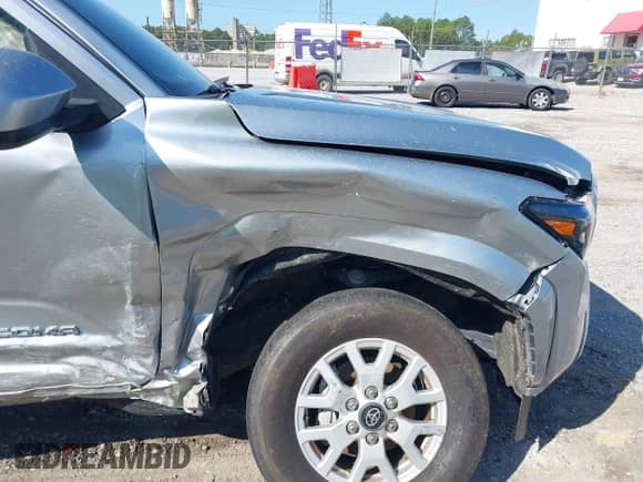 2024 Toyota Tacoma SR5 z VIN 3TYKB5FN4RT002335, wystawiony jako IAAI lot #43519965 z przebiegiem 45 897 mil mil oraz . Historia ofert i sprzedaży dostępna na DreamBid. Obrazek 6.