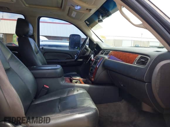 2010 Chevrolet Suburban LT z VIN 1GNUCJE08AR133987, wystawiony jako IAAI lot #42413997 z przebiegiem 268 401 mil mil oraz . Historia ofert i sprzedaży dostępna na DreamBid. Obrazek 5.