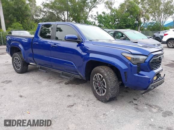 2024 Toyota Tacoma SR5 z VIN 3TYLB5JN8RT056829, wystawiony jako IAAI lot #43202811 z przebiegiem 5 867 mil mil oraz . Historia ofert i sprzedaży dostępna na DreamBid. Obrazek 1.