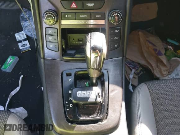 2013 Hyundai Genesis Coupe Track z VIN KMHHU6KJ9DU107882, wystawiony jako IAAI lot #41861917 z przebiegiem 92 350 mil mil oraz . Historia ofert i sprzedaży dostępna na DreamBid. Obrazek 11.