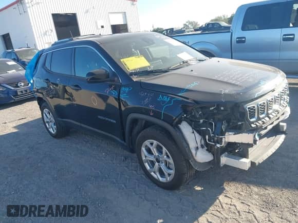 2025 Jeep Compass Sport z VIN 3C4NJDAN6ST539118, wystawiony jako IAAI lot #43150606 z przebiegiem 4 818 mil mil oraz . Historia ofert i sprzedaży dostępna na DreamBid. Obrazek 1.