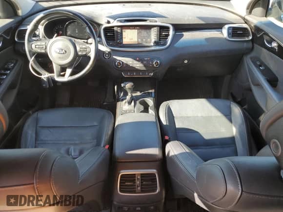 2016 Kia Sorento EX z VIN 5XYPHDA56GG124710, wystawiony jako Copart lot #82734535 z przebiegiem 91 230 mil mil oraz Czysty tytuł • Clean title. Historia ofert i sprzedaży dostępna na DreamBid. Obrazek 8.