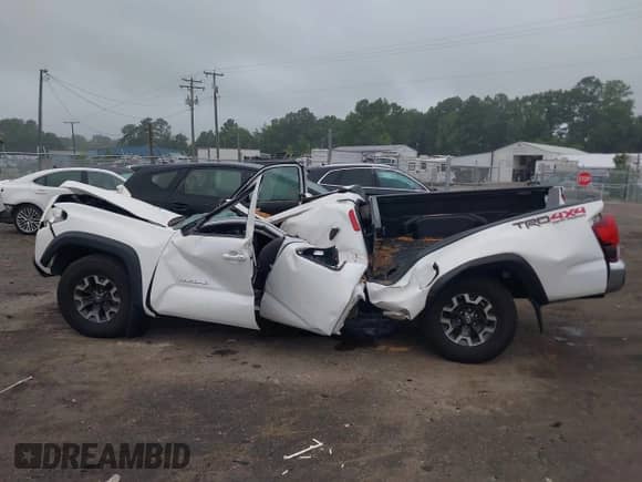 2018 Toyota Tacoma SR5 z VIN 5TFSZ5AN9JX161137, wystawiony jako IAAI lot #42857176 z przebiegiem Nie podano mil oraz . Historia ofert i sprzedaży dostępna na DreamBid. Obrazek 14.
