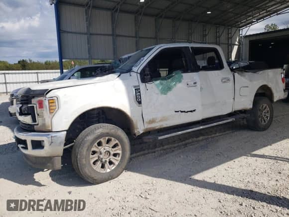 2018 Ford F-250 XL with VIN 1FT7W2B61JEB59768, listed as a Copart auction lot 82266435 with 220,401 mi miles and Salvage title. Bid and sale history available at DreamBid. Image 1.