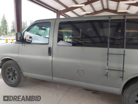 2011 Chevrolet Express Passenger LS z VIN 1GNSGBF43B1145404, wystawiony jako IAAI lot #42359594 z przebiegiem 126 042 mil mil oraz . Historia ofert i sprzedaży dostępna na DreamBid. Obrazek 13.