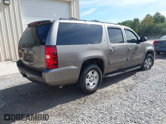 2011 Chevrolet Suburban LT z VIN 1GNSCJE09BR344091, wystawiony jako IAAI lot #43487649 z przebiegiem 182 652 mil mil oraz . Historia ofert i sprzedaży dostępna na DreamBid. Obrazek 4.