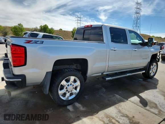 2019 Chevrolet Silverado 2500HD LTZ с VIN 1GC1KTEYXKF221247, выставлен на аукционе Copart как лот 82166635 с пробегом 86 660 миль миль и Списание • Salvage title. История ставок и продаж доступна на DreamBid. Изображение 3.