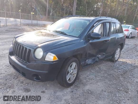 2010 Jeep Compass Sport z VIN 1J4NT1FB0AD677985, wystawiony jako IAAI lot #41348637 z przebiegiem 213 531 mil mil oraz . Historia ofert i sprzedaży dostępna na DreamBid. Obrazek 2.