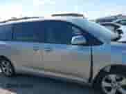 2015 Toyota Sienna LE AAS z VIN 5TDKK3DC3FS685643, wystawiony jako IAAI lot #43401772 z przebiegiem 203 402 mil mil oraz . Historia ofert i sprzedaży dostępna na DreamBid. Obrazek 13.