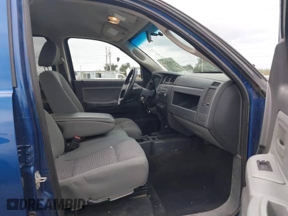 2009 Dodge Dakota Bighorn/Lonestar z VIN 1D7HW38P39S782032, wystawiony jako IAAI lot #41883241 z przebiegiem 98 964 mil mil oraz . Historia ofert i sprzedaży dostępna na DreamBid. Obrazek 5.