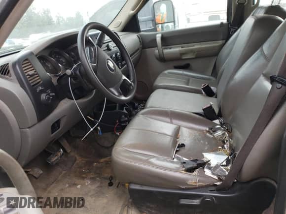 2009 Chevrolet Silverado 2500HD Work Truck z VIN 1GCHC43K59F157421, wystawiony jako Copart lot #73585914 z przebiegiem 243 185 mil mil oraz Szkoda całkowita • Salvage title. Historia ofert i sprzedaży dostępna na DreamBid. Obrazek 7.