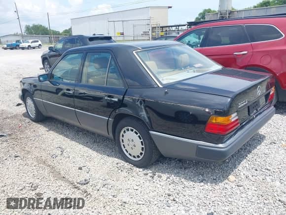 1990 Mercedes-Benz 300 E with VIN WDBEA30DXLB268200, listed as a IAAI auction lot 42595545 with 135,418 mi miles and . Bid and sale history available at DreamBid. Image 3.