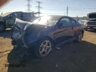 2006 Hyundai Tiburon GS z VIN KMHHM65D96U229490, wystawiony jako Copart lot #74692004 z przebiegiem Nie podano mil oraz Szkoda całkowita • Salvage title. Historia ofert i sprzedaży dostępna na DreamBid. Obrazek 1.