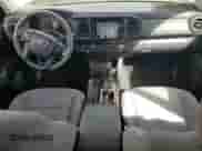 2022 Toyota Tacoma SR z VIN 3TYRZ5CN0NT020341, wystawiony jako Copart lot #81337325 z przebiegiem 40 549 mil mil oraz Szkoda całkowita • Salvage title. Historia ofert i sprzedaży dostępna na DreamBid. Obrazek 8.