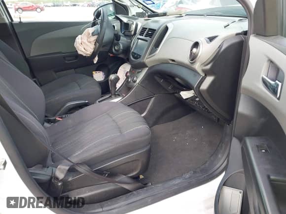 2015 Chevrolet Sonic LT с VIN 1G1JC5SH6F4140737, выставлен на аукционе IAAI как лот 42672296 с пробегом 110 140 миль миль и . История ставок и продаж доступна на DreamBid. Изображение 5.