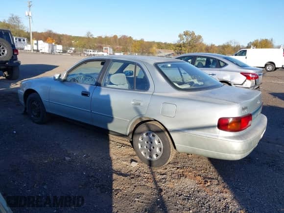 1995 Toyota Camry LE z VIN 4T1SK12E7SU554788, wystawiony jako IAAI lot #43498330 z przebiegiem 255 825 mil mil oraz . Historia ofert i sprzedaży dostępna na DreamBid. Obrazek 3.