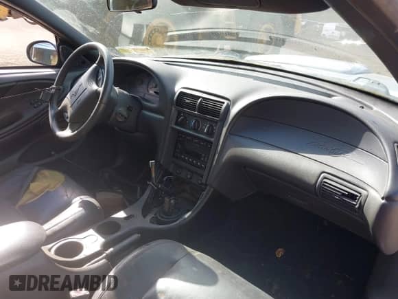 2002 Ford Mustang GT Deluxe z VIN 1FAFP42XX2F223692, wystawiony jako IAAI lot #43545511 z przebiegiem 108 174 mil mil oraz . Historia ofert i sprzedaży dostępna na DreamBid. Obrazek 5.