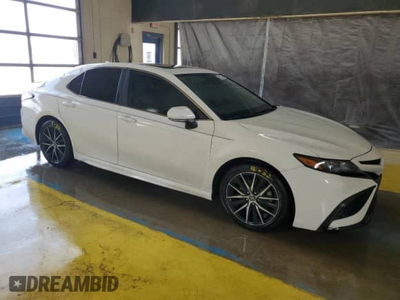 2021 Toyota Camry SE z VIN 4T1S11AK4MU450160, wystawiony jako Copart lot #56654905 z przebiegiem 68 192 mil mil oraz Czysty tytuł • Clean title. Historia ofert i sprzedaży dostępna na DreamBid. Obrazek 4.