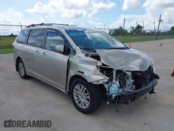 2015 Toyota Sienna XLE z VIN 5TDYK3DC6FS552207, wystawiony jako IAAI lot #42904790 z przebiegiem 91 528 mil mil oraz . Historia ofert i sprzedaży dostępna na DreamBid. Obrazek 1.