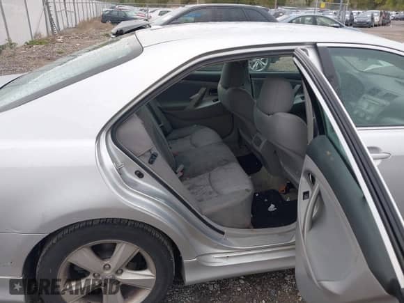 2011 Toyota Camry LE z VIN 4T1BF3EKXBU146030, wystawiony jako IAAI lot #43410642 z przebiegiem 204 674 mil mil oraz . Historia ofert i sprzedaży dostępna na DreamBid. Obrazek 8.