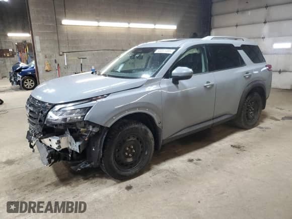 2024 Nissan Pathfinder z VIN 5N1DR3CE8RC232899, wystawiony jako Copart lot #50051485 z przebiegiem 10 976 mil mil oraz Szkoda całkowita • Salvage title. Historia ofert i sprzedaży dostępna na DreamBid. Obrazek 1.