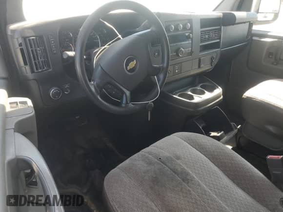 2015 Chevrolet Express Cargo z VIN 1GCWGFCF0F1263052, wystawiony jako Copart lot #81043085 z przebiegiem 295 599 mil mil oraz Czysty tytuł • Clean title. Historia ofert i sprzedaży dostępna na DreamBid. Obrazek 8.