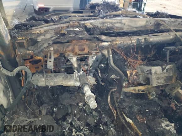 2011 BMW M3 z VIN WBSDX9C50BE399046, wystawiony jako Copart lot #83610864 z przebiegiem Nie podano mil oraz Nie do naprawy • Non repairable. Historia ofert i sprzedaży dostępna na DreamBid. Obrazek 9.