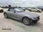 2005 BMW Z4 2.5i z VIN 4USBT33515LS56978, wystawiony jako Copart lot #52441905 z przebiegiem 65 902 mil mil oraz Szkoda całkowita • Salvage title. Historia ofert i sprzedaży dostępna na DreamBid. Obrazek 4.