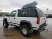 1995 Chevrolet Tahoe z VIN 3GNEK18K1SG107589, wystawiony jako Copart lot #47130905 z przebiegiem 169 017 mil mil oraz Szkoda całkowita • Salvage title. Historia ofert i sprzedaży dostępna na DreamBid. Obrazek 2.