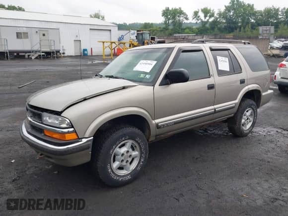 2000 Chevrolet Blazer LT z VIN 1GNDT13W9YK287456, wystawiony jako IAAI lot #42450504 z przebiegiem 139 649 mil mil oraz . Historia ofert i sprzedaży dostępna na DreamBid. Obrazek 2.