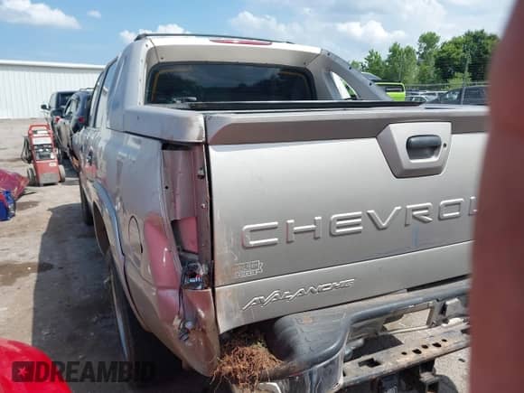 2005 Chevrolet Avalanche LS z VIN 3GNEC12Z65G174292, wystawiony jako IAAI lot #42823011 z przebiegiem Nie podano mil oraz . Historia ofert i sprzedaży dostępna na DreamBid. Obrazek 3.