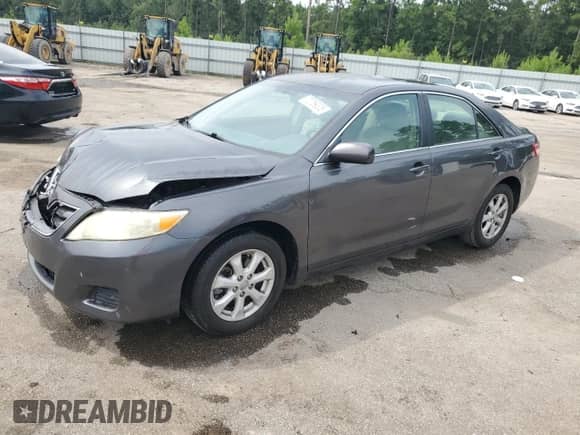 2010 Toyota Camry XLE z VIN 4T1BF3EK3AU035804, wystawiony jako Copart lot #70759305 z przebiegiem 146 929 mil mil oraz Szkoda całkowita • Salvage title. Historia ofert i sprzedaży dostępna na DreamBid. Obrazek 1.