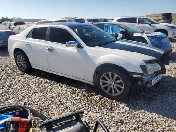 2014 Chrysler 300 C with VIN 2C3CCAKG6EH200960, listed as a Copart auction lot 59629825 with 137,809 mi miles and Salvage title. Bid and sale history available at DreamBid. Image 4.