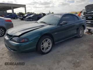 1998 Ford Mustang GT z VIN 1FAFP42X0WF255816, wystawiony jako Copart lot #55011425 z przebiegiem 144 397 mil mil oraz Czysty tytuł • Clean title. Historia ofert i sprzedaży dostępna na DreamBid. Obrazek 1.