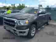 2020 Ram 1500 Big Horn z VIN 1C6SRFBT9LN190310, wystawiony jako IAAI lot #43161335 z przebiegiem 98 023 mil mil oraz . Historia ofert i sprzedaży dostępna na DreamBid. Obrazek 2.
