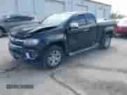 2015 Chevrolet Colorado 2WD LT z VIN 1GCHSBEA8F1177117, wystawiony jako IAAI lot #42201348 z przebiegiem 69 988 mil mil oraz . Historia ofert i sprzedaży dostępna na DreamBid. Obrazek 2.