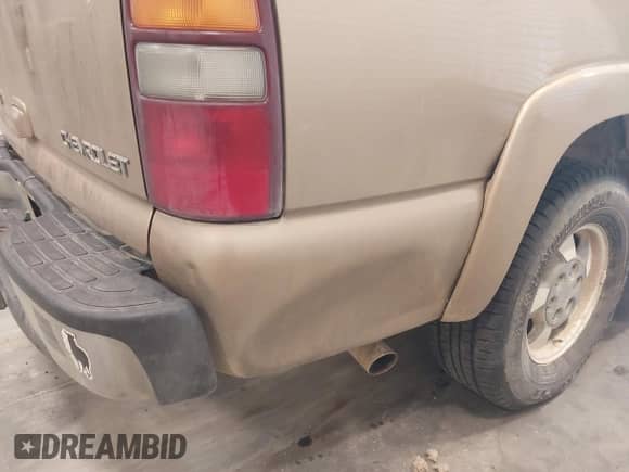 2001 Chevrolet Suburban LT z VIN 1GNFK16T61J195133, wystawiony jako IAAI lot #42808384 z przebiegiem 319 077 mil mil oraz . Historia ofert i sprzedaży dostępna na DreamBid. Obrazek 12.