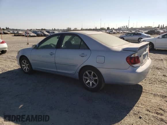 2005 Toyota Camry LE z VIN 4T1BE30K55U549024, wystawiony jako Copart lot #64821745 z przebiegiem 201 023 mil mil oraz Czysty tytuł • Clean title. Historia ofert i sprzedaży dostępna na DreamBid. Obrazek 2.
