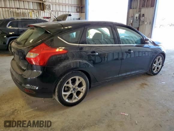 2014 Ford Focus Titanium z VIN 1FADP3N23EL192924, wystawiony jako Copart lot #85731195 z przebiegiem 145 225 mil mil oraz Szkoda całkowita • Salvage title. Historia ofert i sprzedaży dostępna na DreamBid. Obrazek 3.