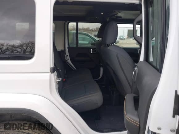 2025 Jeep Wrangler Sahara с VIN 1C4PJXEN6SW526285, выставлен на аукционе IAAI как лот 41857291 с пробегом 4 698 миль миль и . История ставок и продаж доступна на DreamBid. Изображение 8.