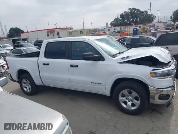 2025 Ram 1500 Big Horn z VIN 1C6RREFG1SN504598, wystawiony jako IAAI lot #42380514 z przebiegiem 7 657 mil mil oraz . Historia ofert i sprzedaży dostępna na DreamBid. Obrazek 13.