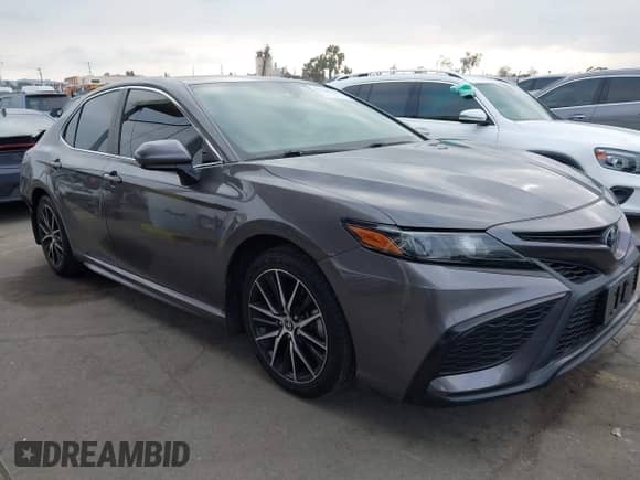 2021 Toyota Camry SE Nightshade z VIN 4T1G11AK8MU536707, wystawiony jako IAAI lot #43329430 z przebiegiem 61 408 mil mil oraz . Historia ofert i sprzedaży dostępna na DreamBid. Obrazek 1.
