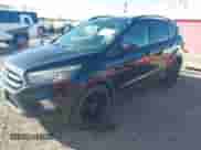2017 Ford Escape SE z VIN 1FMCU9G92HUD59019, wystawiony jako IAAI lot #43229696 z przebiegiem 110 838 mil mil oraz . Historia ofert i sprzedaży dostępna na DreamBid. Obrazek 2.