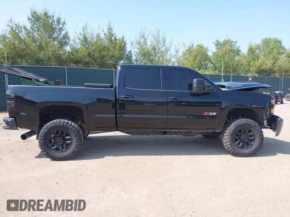 2017 Chevrolet Silverado 2500HD LT z VIN 1GC1KVEY2HF115380, wystawiony jako IAAI lot #42371106 z przebiegiem 85 281 mil mil oraz . Historia ofert i sprzedaży dostępna na DreamBid. Obrazek 13.