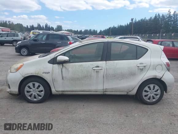 2013 Toyota Prius One с VIN JTDKDTB35D1542832, выставлен на аукционе IAAI как лот 42738476 с пробегом 143 327 миль миль и . История ставок и продаж доступна на DreamBid. Изображение 14.